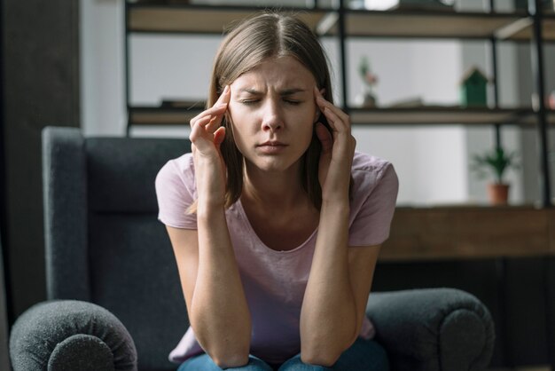 Close-p o una giovane donna che soffre di mal di testa