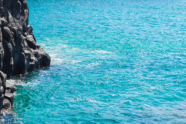 Close up-acqua cristallina in spiaggia