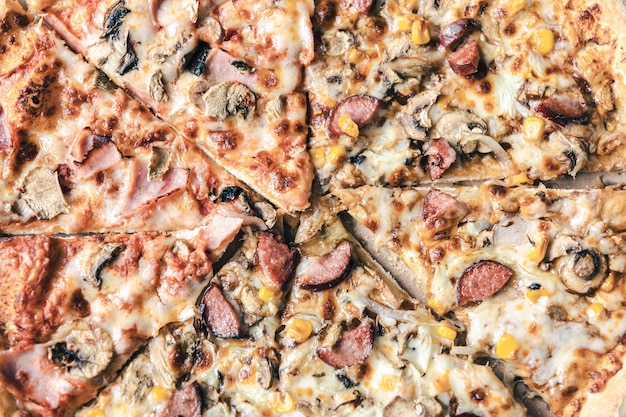 Close up appetitoso fette di pizza sullo sfondo di cibo