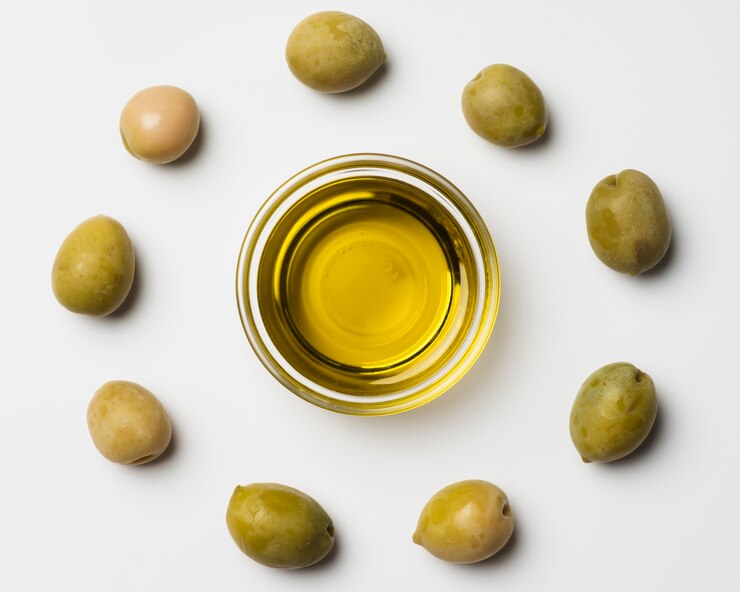 Foto gratuito close-up assortimento di olive e olio