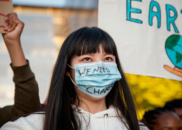 Close up attivista che protesta con la maschera per il viso