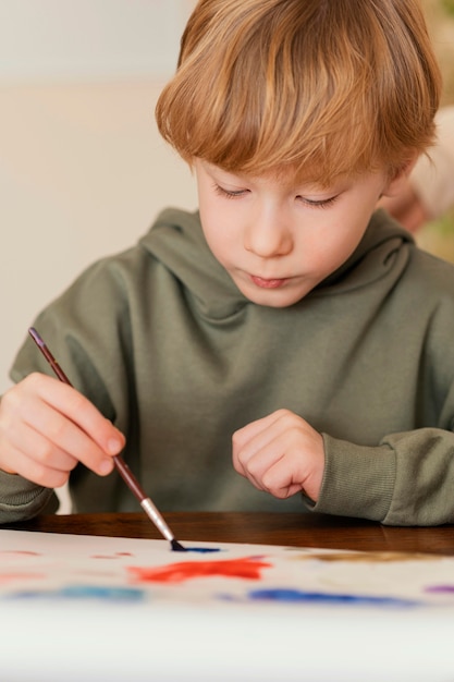 Close-up bambino dipinto su carta