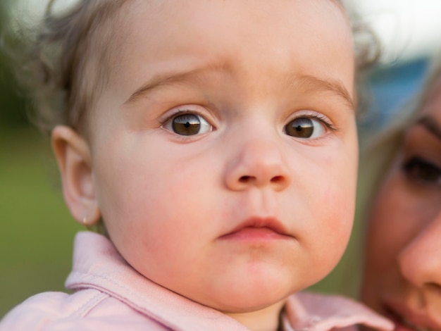 Close-up bambino in abiti rosa