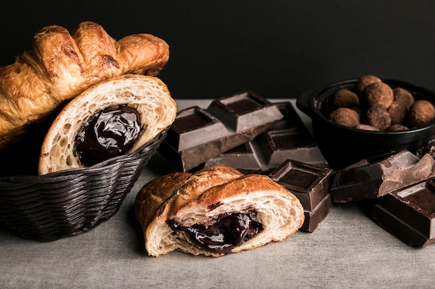 Close-up barretta di cioccolato e cornetti