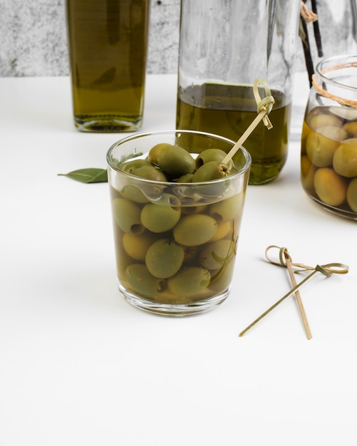 Close-up bicchiere pieno di olive fresche