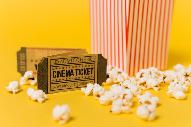 Foto gratuito close-up biglietti per il cinema e popcorn