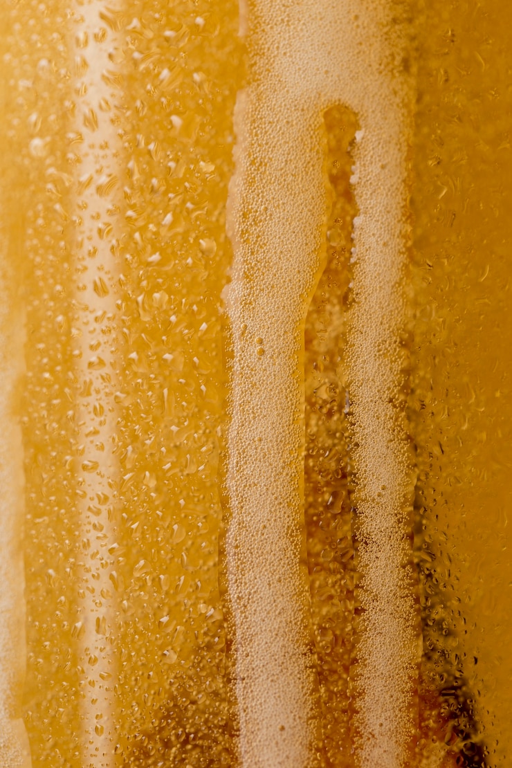Foto gratuito close-up birra con schiuma sul vetro