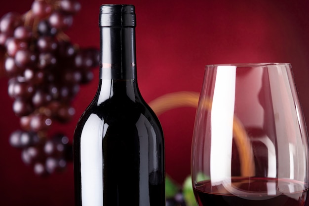 Close-up bottiglia di vino con vetro