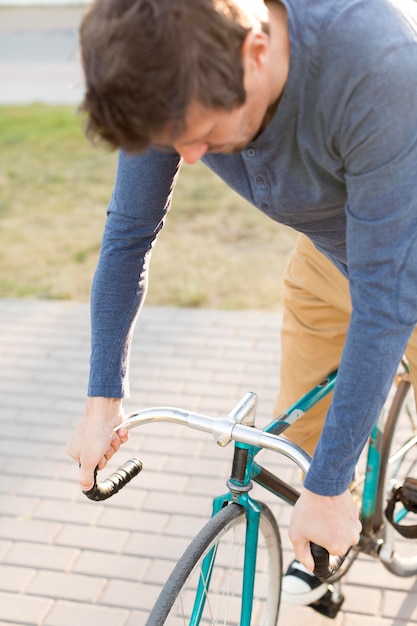 Close-up casual uomo in sella a bici all'aperto