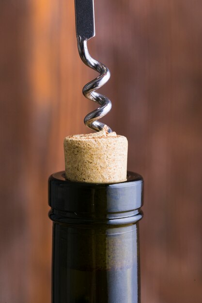 Close-up cavatappi e testa della bottiglia di vino