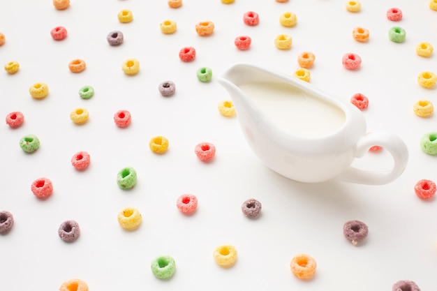 Close-up cereali colorati e latte