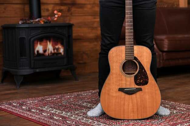 Close-up chitarra acustica sul tappeto