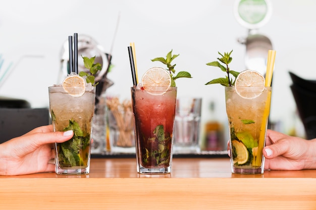 Close-up cocktail alcolici pronti per essere serviti