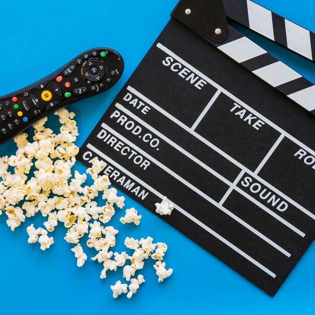 Close up concetto di film con clapperboard e popcorn