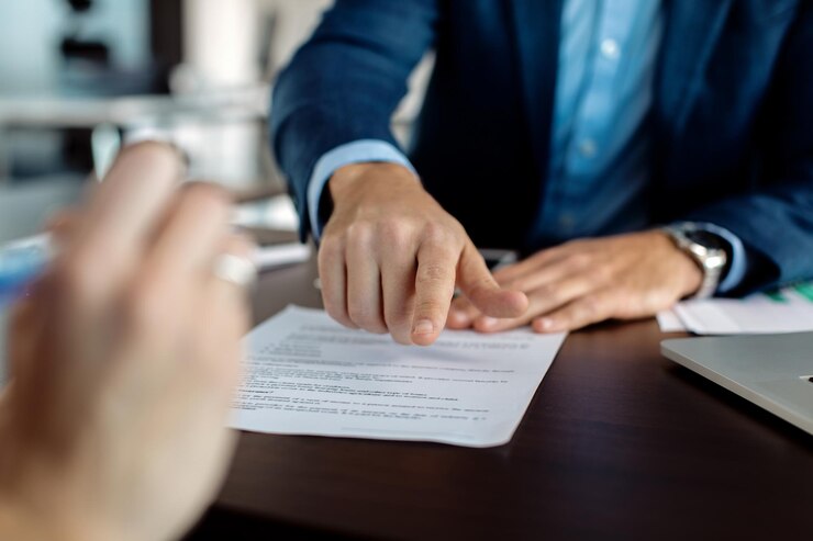 Foto gratuito close-up del consulente finanziario che indica il luogo di firma di un contratto