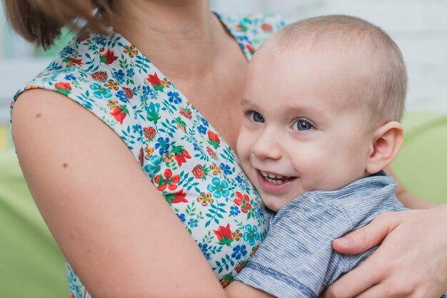 Close-up del ragazzo ridere accanto a sua madre