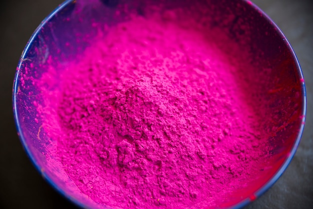 Close-up della ciotola di polvere colorata holi rosa