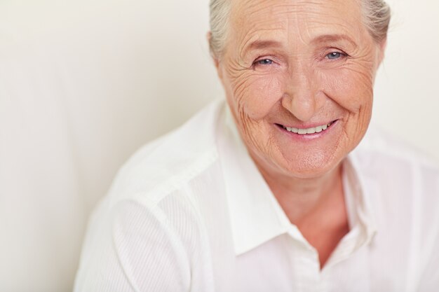 Close-up della donna anziana con la camicia bianca