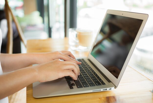 Close-up della donna occupato a lavorare con il suo computer portatile