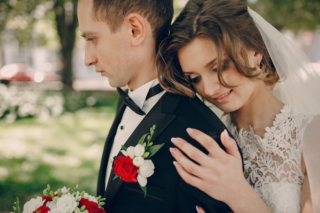 Close-up della sposa con la mano sulla spalla dello sposo