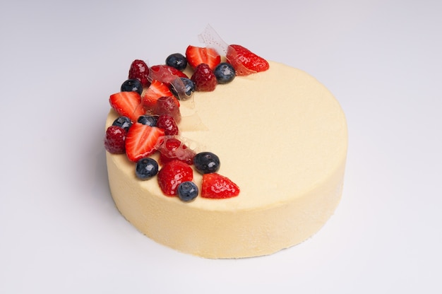 Close-up di appetitoso cheesecake con frutti di bosco