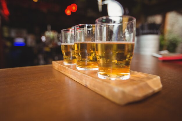 Close-up di bicchieri di birra sul bancone