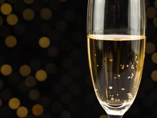 Close-up di bolle nel bicchiere di champagne