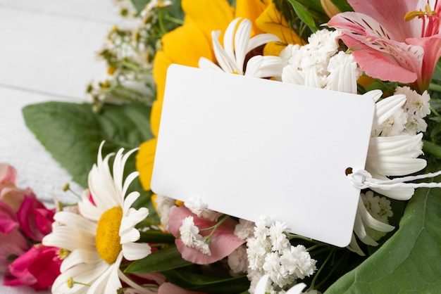 Close-up di bouquet di fiori con tag