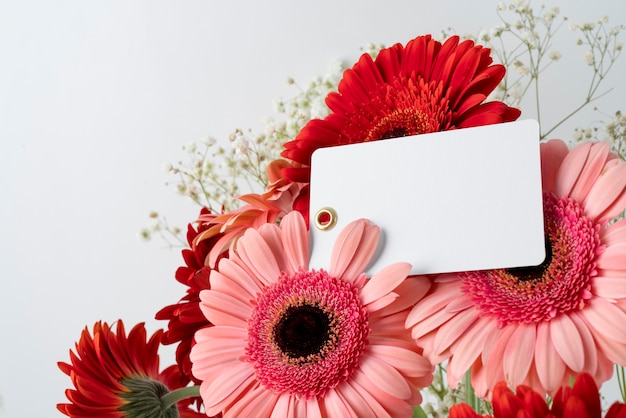 Close-up di bouquet di fiori con tag