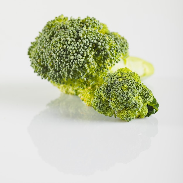 Close-up di broccoli freschi sulla superficie bianca