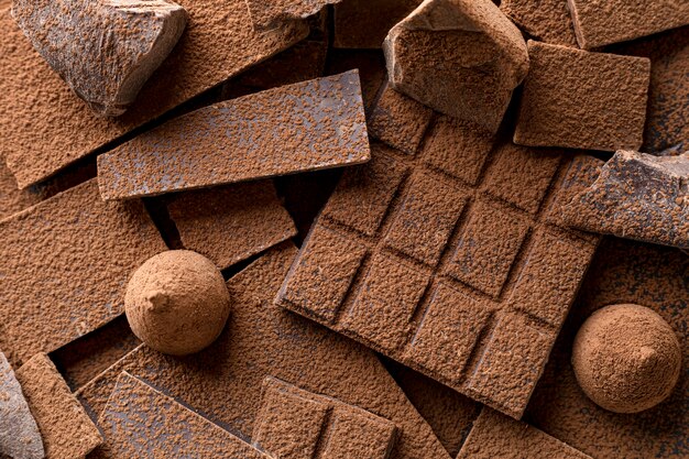 Close-up di caramelle con cioccolato e cacao in polvere