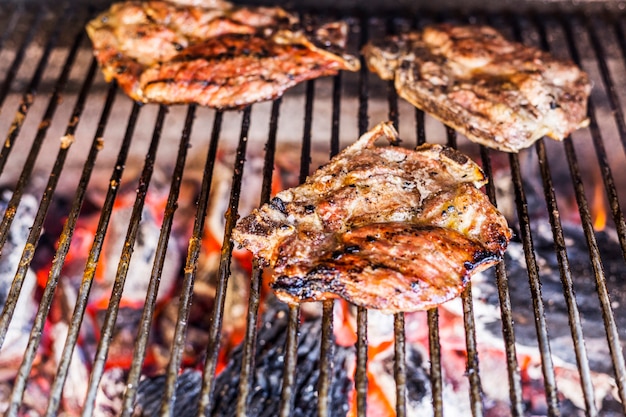 Close-up di carne alla griglia sulla griglia del barbecue