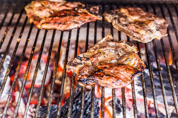 Close-up di carne alla griglia sulla griglia del barbecue