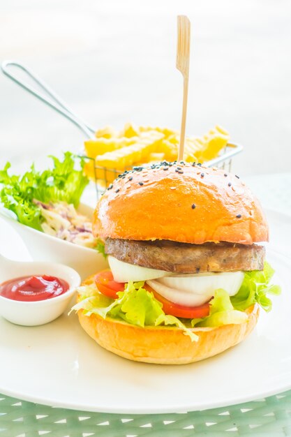Close-up di deliziosi hamburger con cipolla