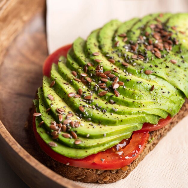 Close-up di deliziosi toast di avocado sulla piastra