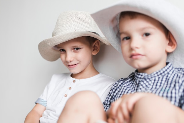 Close-up di due fratelli che indossano il cappello