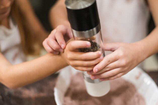 Close-up di due ragazze che preparano il cibo in una ciotola