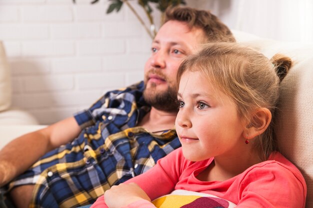 Close-up di figlia felice con suo padre