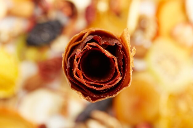 Close up di frutta naturale e bacche losanga diversi colori su sfondo bianco. Concetto di dolci naturali dai frutti di bosco gustosi e per spuntini sani.