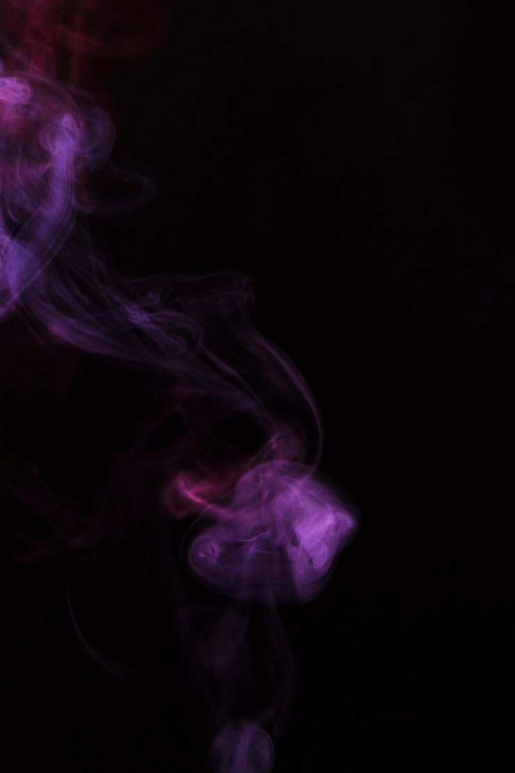 Foto gratuito close-up di fumo viola sbiadito su sfondo nero