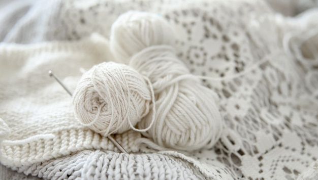 Close-up di gomitoli di lana per maglieria in colori pastello.
