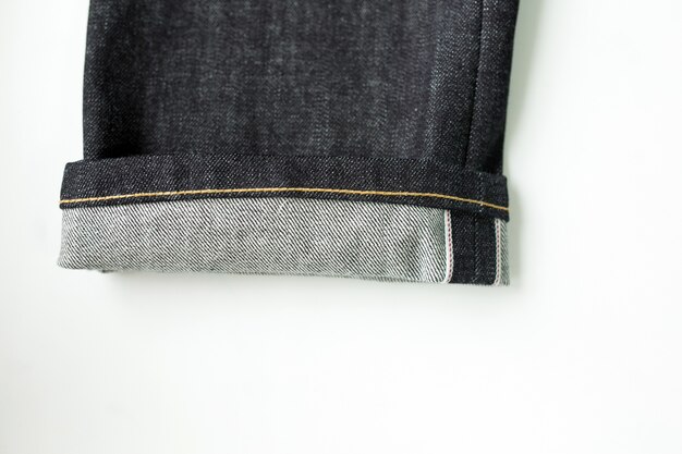 Close-up di jeans con sfondo bianco