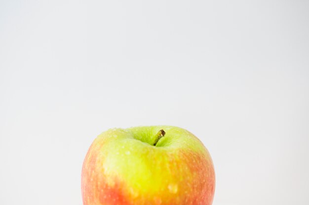 Close-up di mele fresche su sfondo bianco