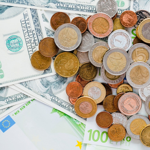 Close-up di monete sparse e noi cento fatture del dollaro