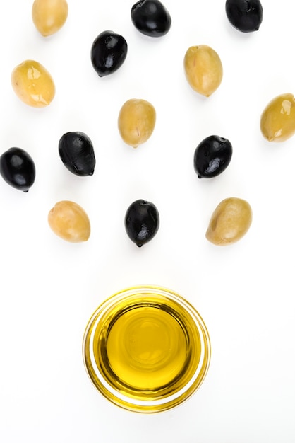 Close-up di olio d'oliva con olive fresche