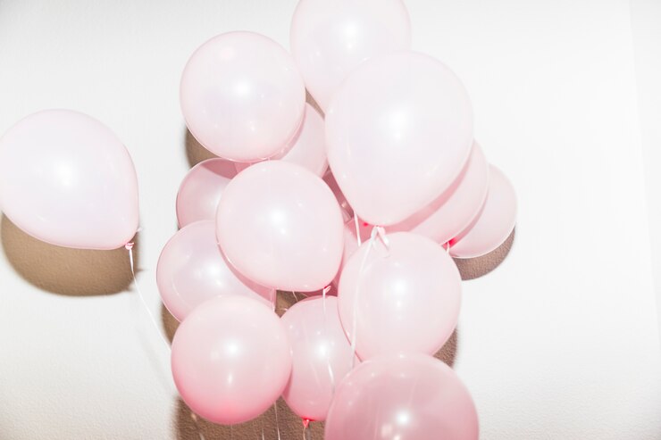 Foto gratuito close-up di palloncini rosa isolato su sfondo bianco