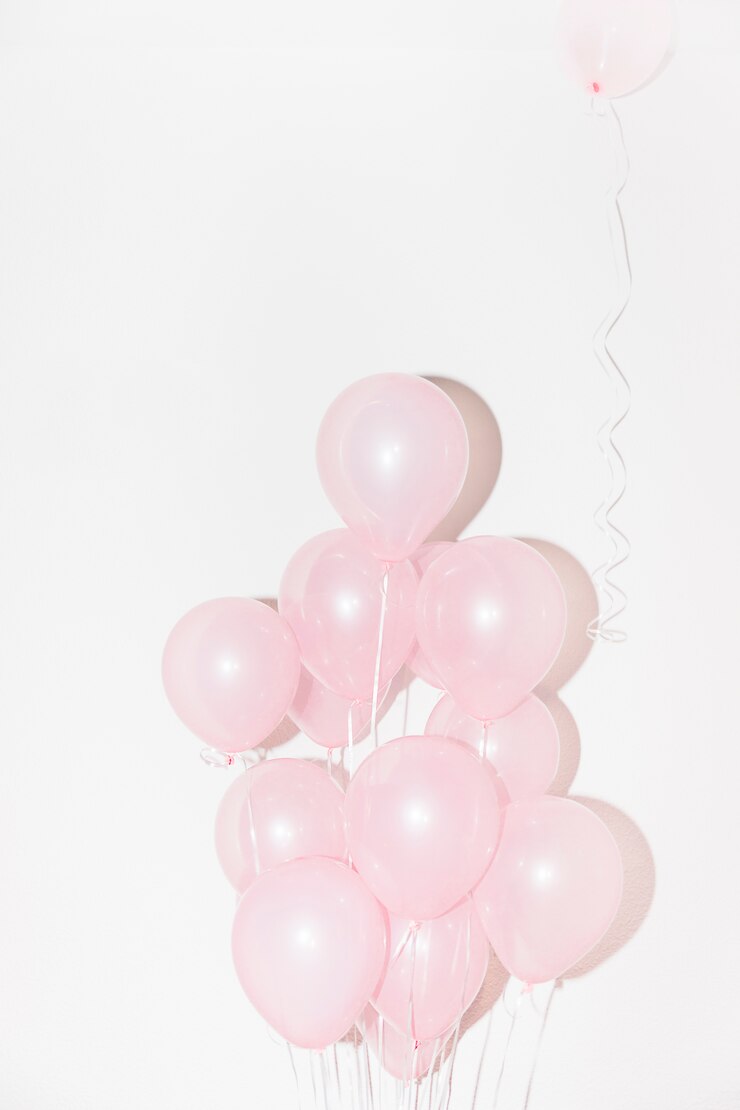 Foto gratuito close-up di palloncini rosa su sfondo bianco