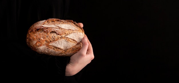 Close-up di pane con sfondo nero