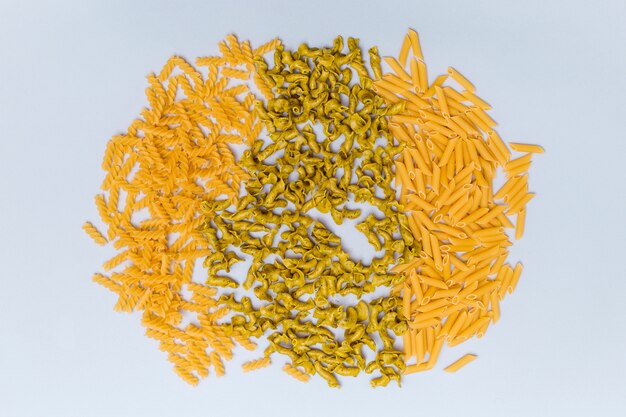 Close-up di pasta cruda italiana gustosa su sfondo semplice