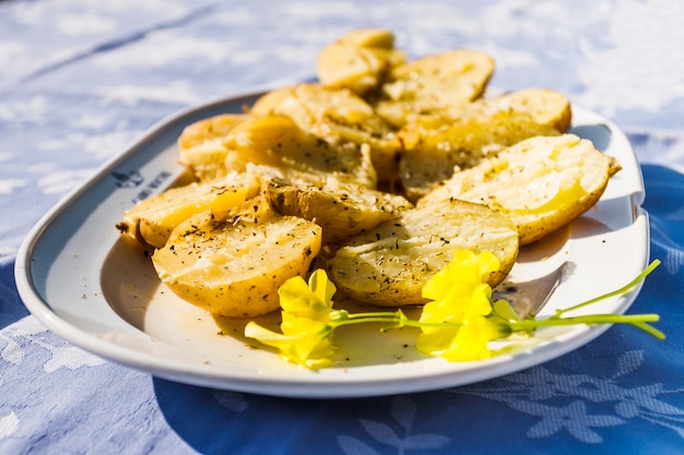 Close-up di patate cotte sulla piastra